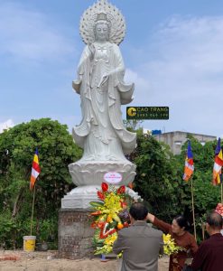 Tượng Phật Bà Quan Âm Đứng Trên Đài Sen Phía Sau Tỏa Hào Quang Cao 3m