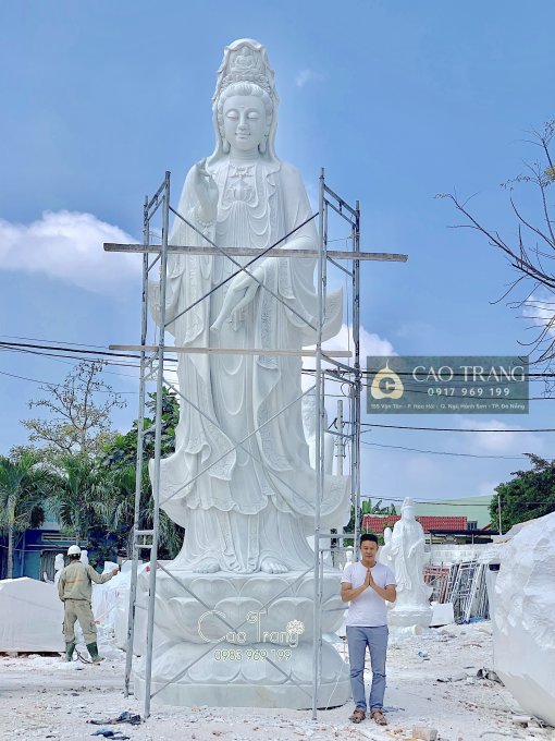Tượng Phật Quan Âm Đứng Trên Đài Sen Dáng Khoan Thai Cao 5m