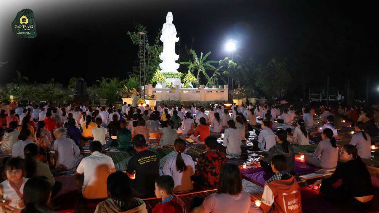 Phật tử xã Đăk Ru quây quần xung quanh tượng mẹ Quan Âm tụng kinh, cầu nguyện vào buổi tối