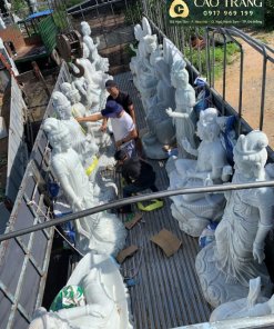 Các bức tượng phật Tự Tại được vận chuyển lên xe cẩn thận