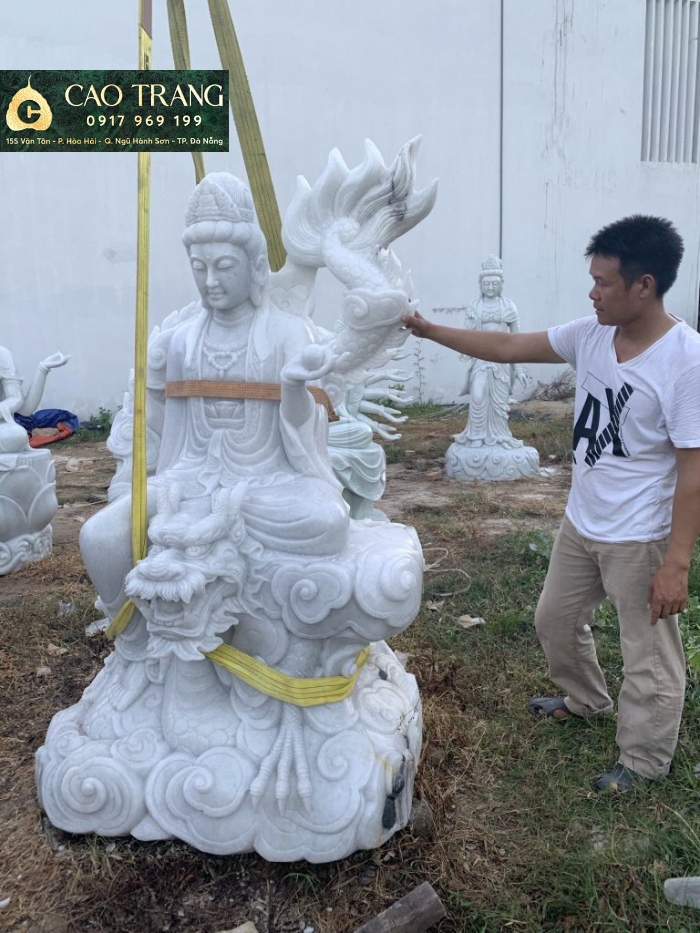 Dùng công cụ chuyên dụng để lắp đặt Tượng Phật Tự Tại