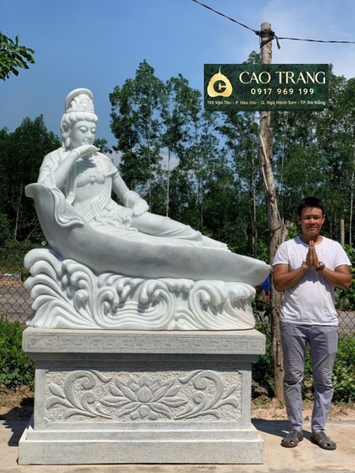 Tượng Phật Tự Tại nằm trên lá sen bằng đá
