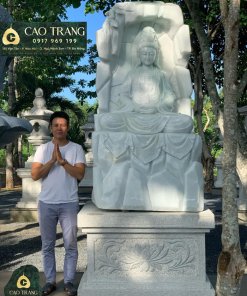 Tượng Phật Tự Tại ngồi thiền trên phiến đá