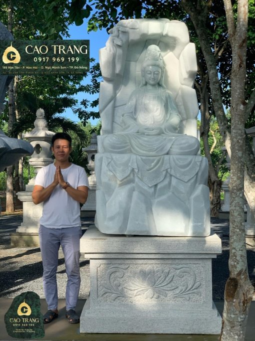 Tượng Phật Tự Tại ngồi thiền trên phiến đá