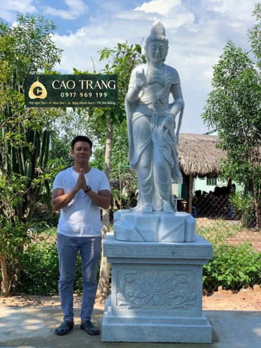 Tượng Quán tự tại bằng đá đứng