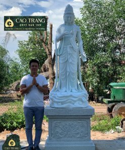 Bức tượng quan âm tự tại đẹp đứng trên cao