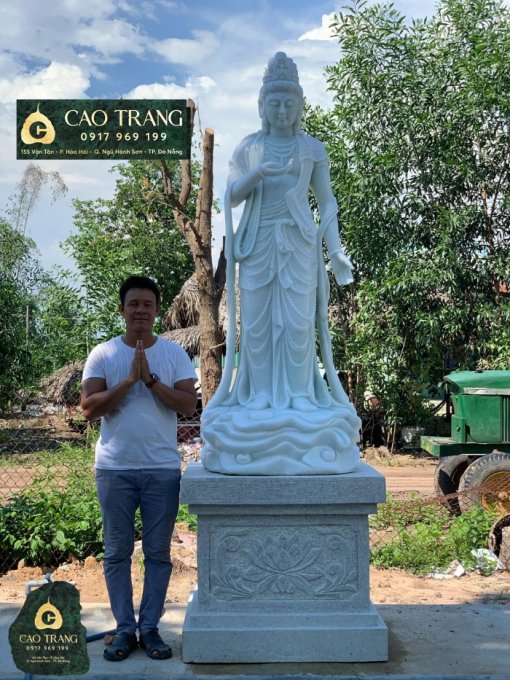 Bức tượng quan âm tự tại đẹp đứng trên cao