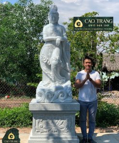 Bức tượng quan âm tự tại đứng tựa bằng đá