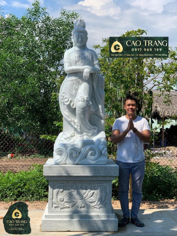 Bức tượng quan âm tự tại đứng tựa bằng đá