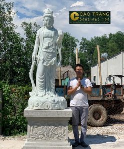Mẫu tượng phật quan âm tự tại đứng trên cao bằng đá