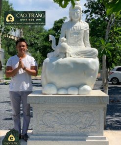 Tượng phật quán âm tự tại ngồi trên cao bằng đá cẩm thạch