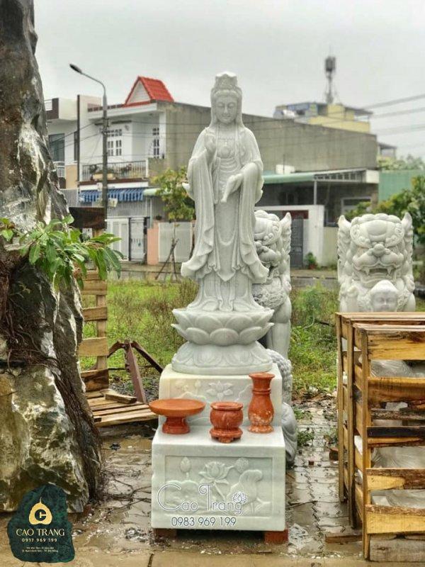 tượng mẹ Quan Âm Bồ Tát có thể thờ trong khuôn viên sân nhà