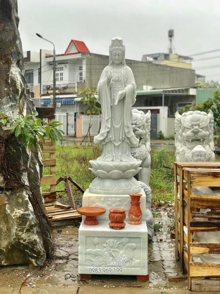 Thờ tượng Phật Quan Âm trong nhà