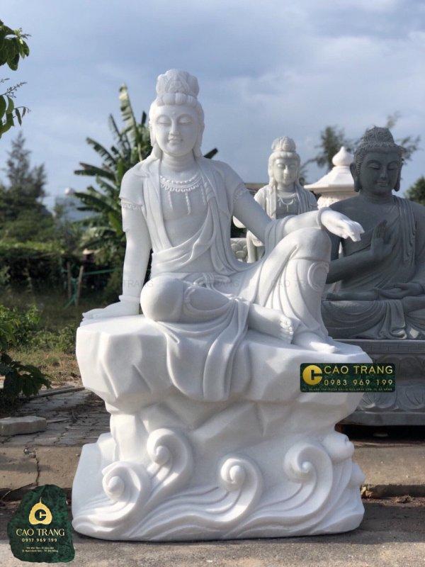 tượng Phật Quan Âm Tự Tại chế tác bằng đá sẽ có vẻ đẹp tự nhiên, năng lượng tâm linh cao và độ bền thách thức thời gian.