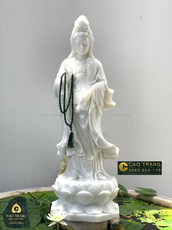 Tượng Phật Quan Âm cầm tràng hạt bằng đá nhỏ