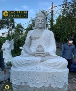Đảnh lễ trước tượng Phật Dược Sư và tụng bộ kinh tán dương ngài giúp tăng trưởng lợi lạc