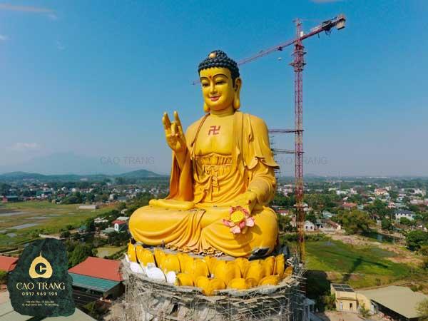 Bức tượng Phật lớn: Bức tượng Phật lớn bao giờ cũng là điểm nhấn của một khu vực với sự tôn vinh tinh thần an lạc và hạnh phúc. Với nét độc đáo của từng công đoạn sản xuất, tượng Phật sẽ cho bạn cảm giác bình yên và an nhiên.