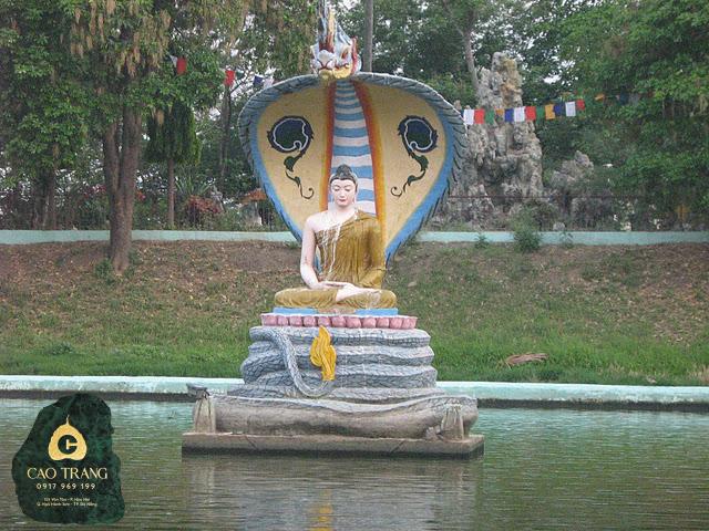 Tượng rắn thần Naga che mưa cho Đức Phật Thích Ca tại di tích Phật giáo ở Ấn Độ