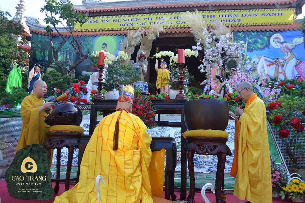 Cao tăng tụng kinh trong ngày lễ Phật đản