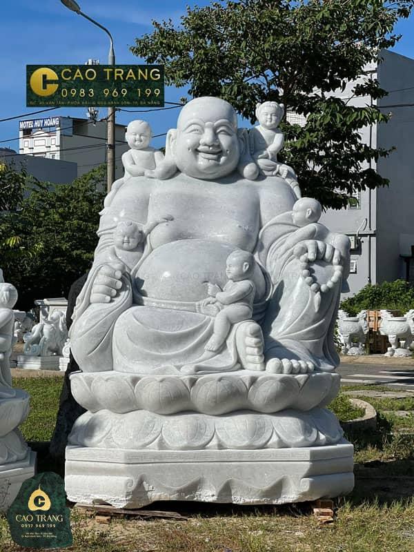 Tượng Phật Di Lặc bằng đá là một trong tôn tượng được thờ cúng nhiều trong đạo Phật