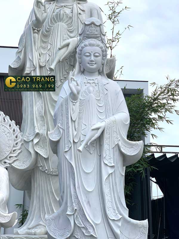 Cận cảnh tượng Phật Bà Quan Âm bằng đá trắng cao 6m