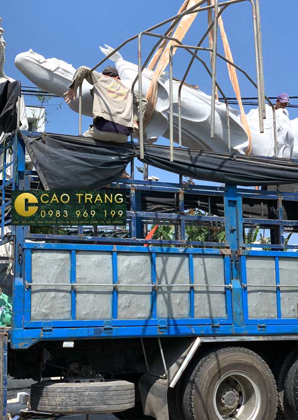 Tượng Quan Âm được đặt cẩn thận lên xe tải chuẩn bị cho hành trình hơn 700km tới Nam Định