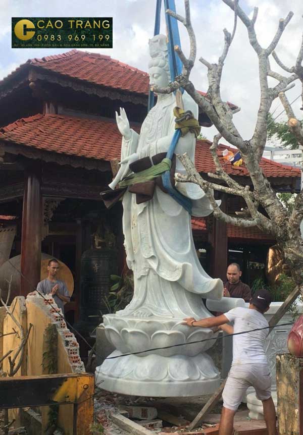 Đội ngũ Cao Trang đang an vị tượng Quan Âm bằng đá tại Thiền Tự Trúc Lâm Thanh Giác