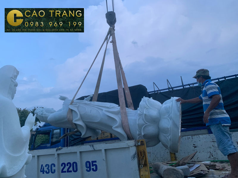 Đội ngũ Cao Trang đang đưa tượng Quan Âm lên xe chuẩn bị vận chuyển đến Thiền Tự Trúc Lâm Thanh Giác