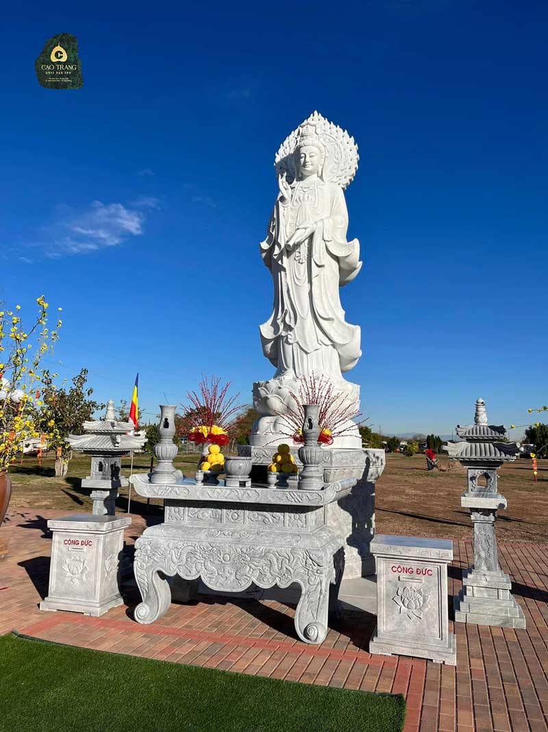 Tượng Mẹ Quan Âm bằng đá tại chùa Linh Bửu, Hoa Kỳ