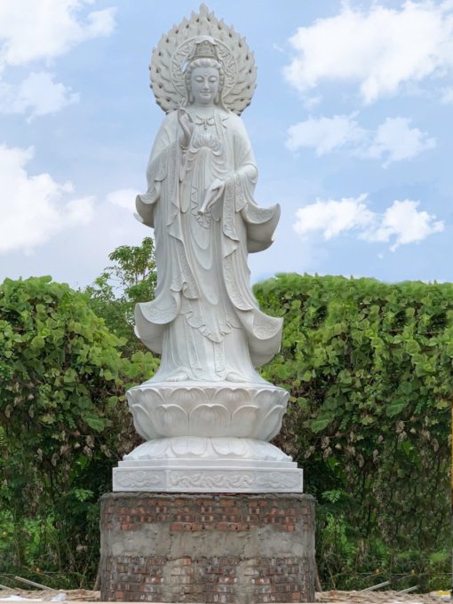 Tượng Quan Âm hào quang bằng đá