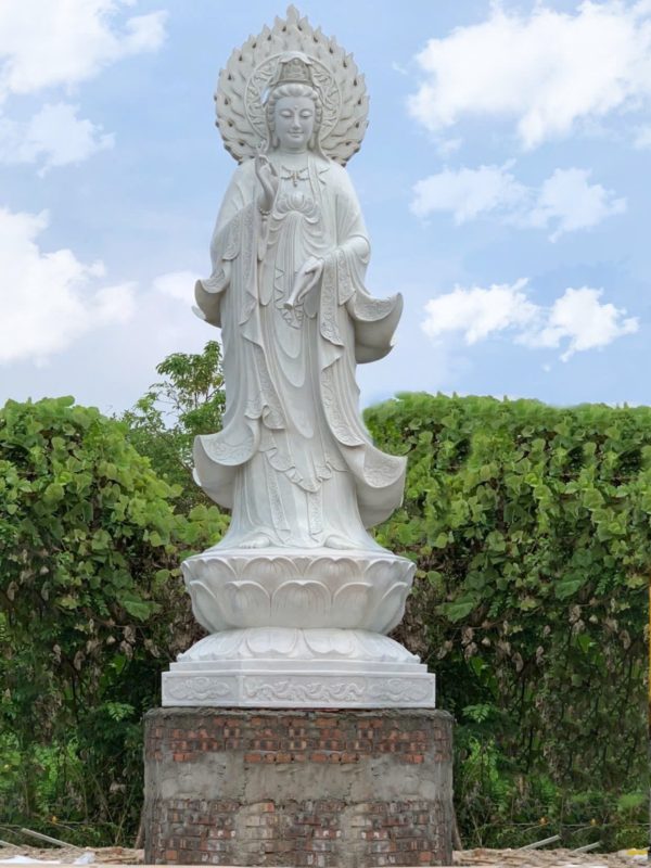Tượng Quan Âm hào quang bằng đá