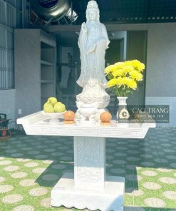 Tượng Quan Âm Đứng Và Bàn Thờ Trong Nhà