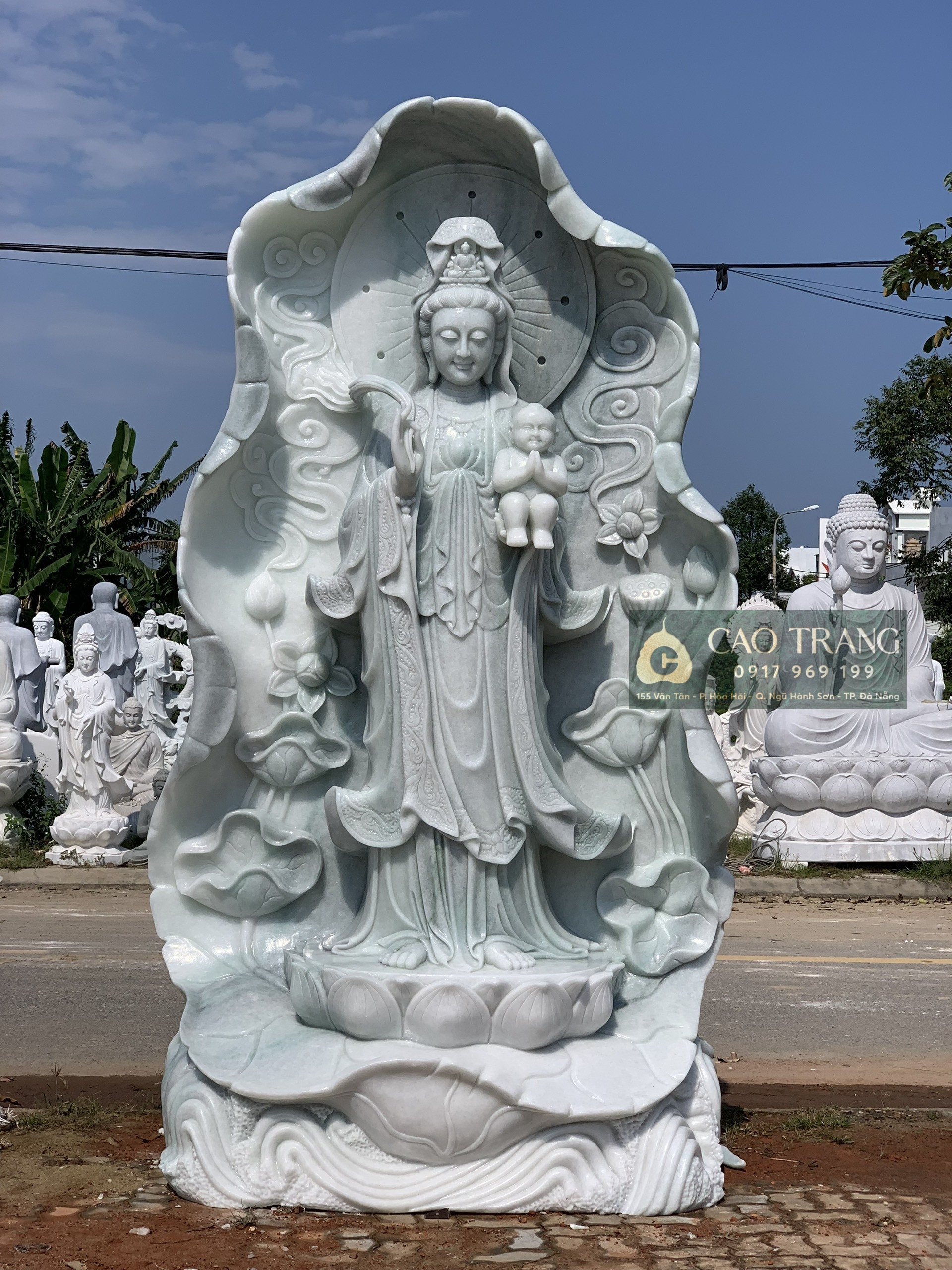 Tượng Phật Quan Âm Đứng Bằng Đá Mẫu Đẹp