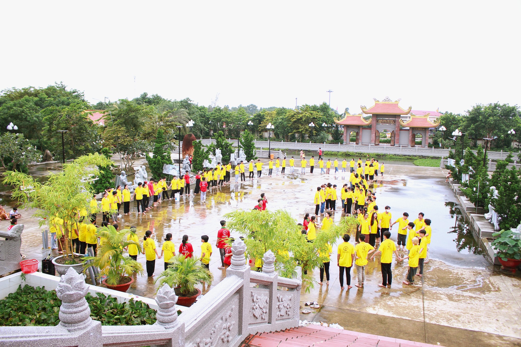 Khung cảnh chùa khi có khóa tu thiếu niên mùa hè