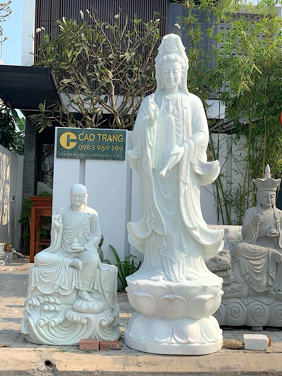 Tượng Quan Âm Bằng Đá Đứng Tưới Nước Cam Lồ