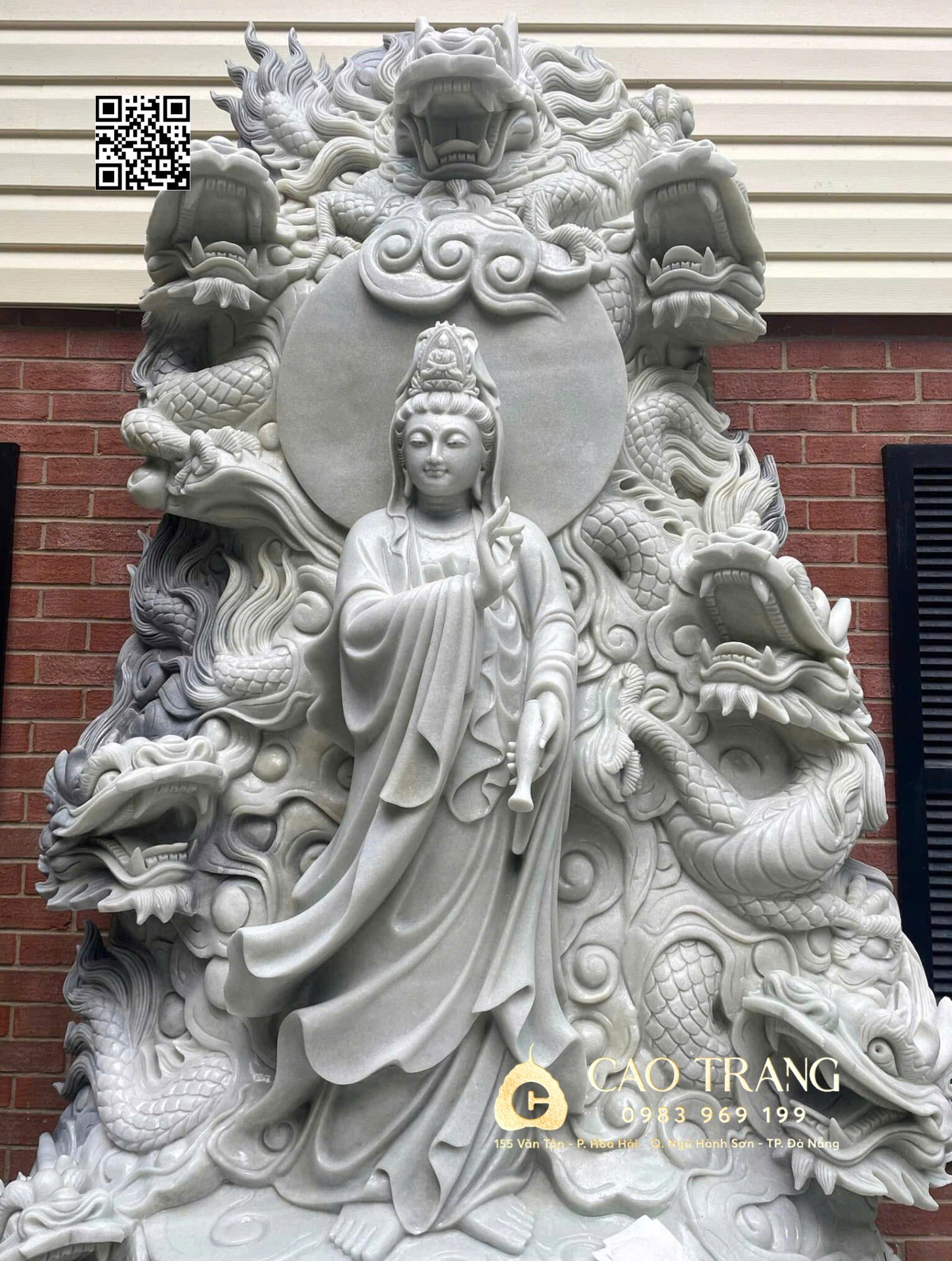 Tượng Phật Quan Âm Cao Trang được chế tác với chất liệu đá nguyên khối trường tồn mãi theo thời gian