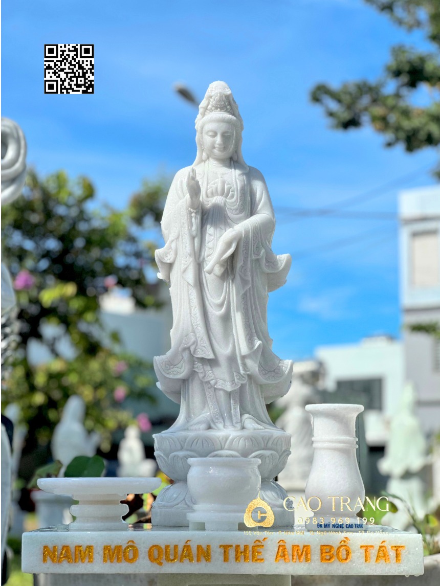 Tượng Quán Thế Âm Bồ Tát từ bi, hiền hòa