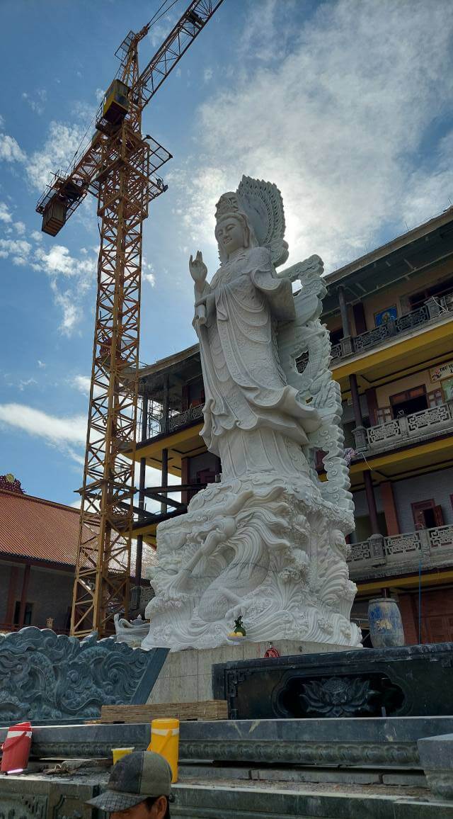 tượng Quan Âm đứng rồng và hào quang